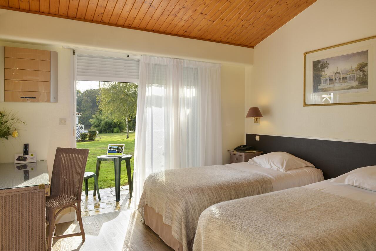 Logis Hotel Val De Vienne Le Vigeant Luaran gambar