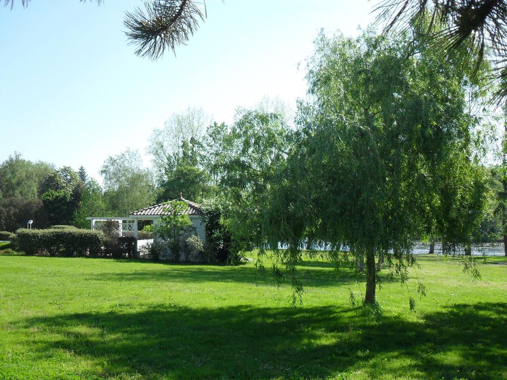 Logis Hotel Val De Vienne Le Vigeant Luaran gambar