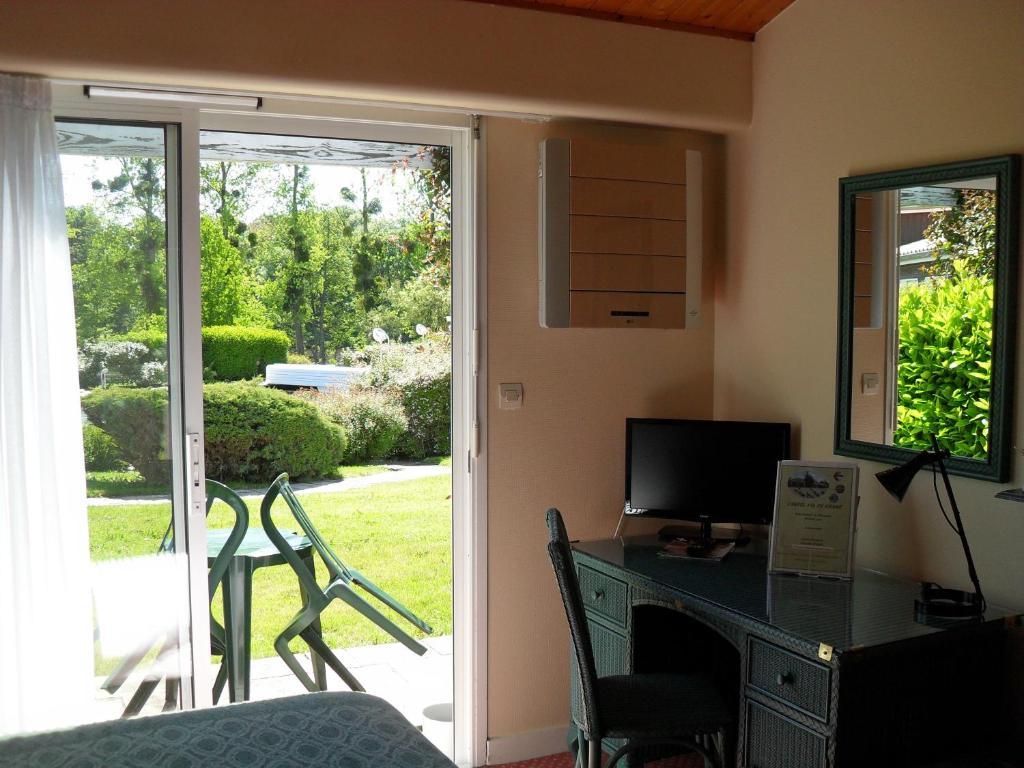 Logis Hotel Val De Vienne Le Vigeant Luaran gambar